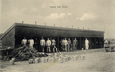 16171 Gezicht op een grote veldkeuken met een groep militair keukenpersoneel in het Kamp van Zeist te Zeist; met op de ...